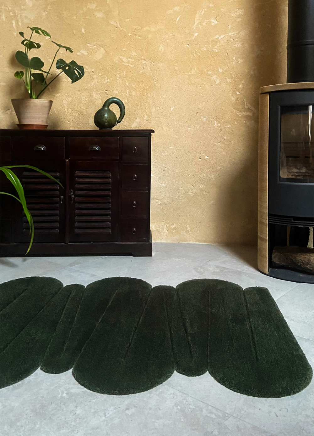 Tapis design tufté fait main, modèle F.01, aux formes abstraites et modernes, idéal pour une décoration intérieure contemporaine ou raviver un univers rustique.