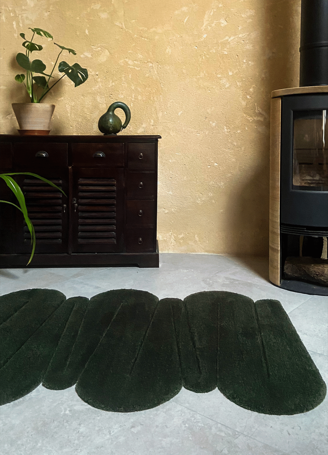 Tapis design tufté fait main, modèle F.01, aux formes abstraites et modernes, idéal pour une décoration intérieure contemporaine ou raviver un univers rustique.