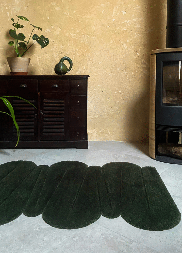 Tapis design tufté fait main, modèle F.01, aux formes abstraites et modernes, idéal pour une décoration intérieure contemporaine ou raviver un univers rustique.