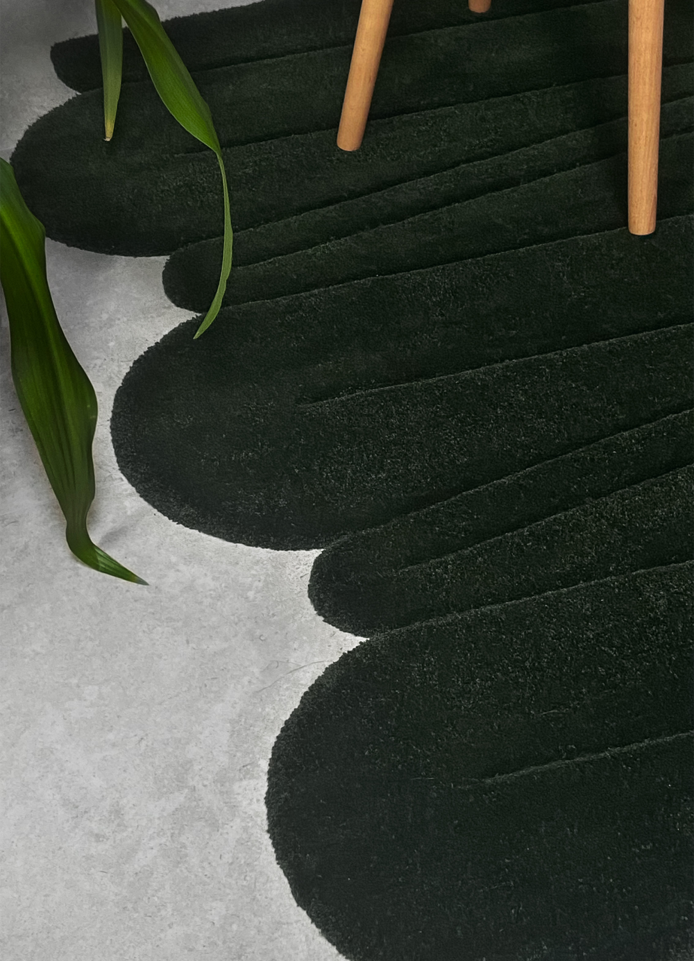 Tapis design tufté fait main, modèle F.01, aux formes abstraites et modernes, idéal pour une décoration intérieure contemporaine ou raviver un univers rustique.