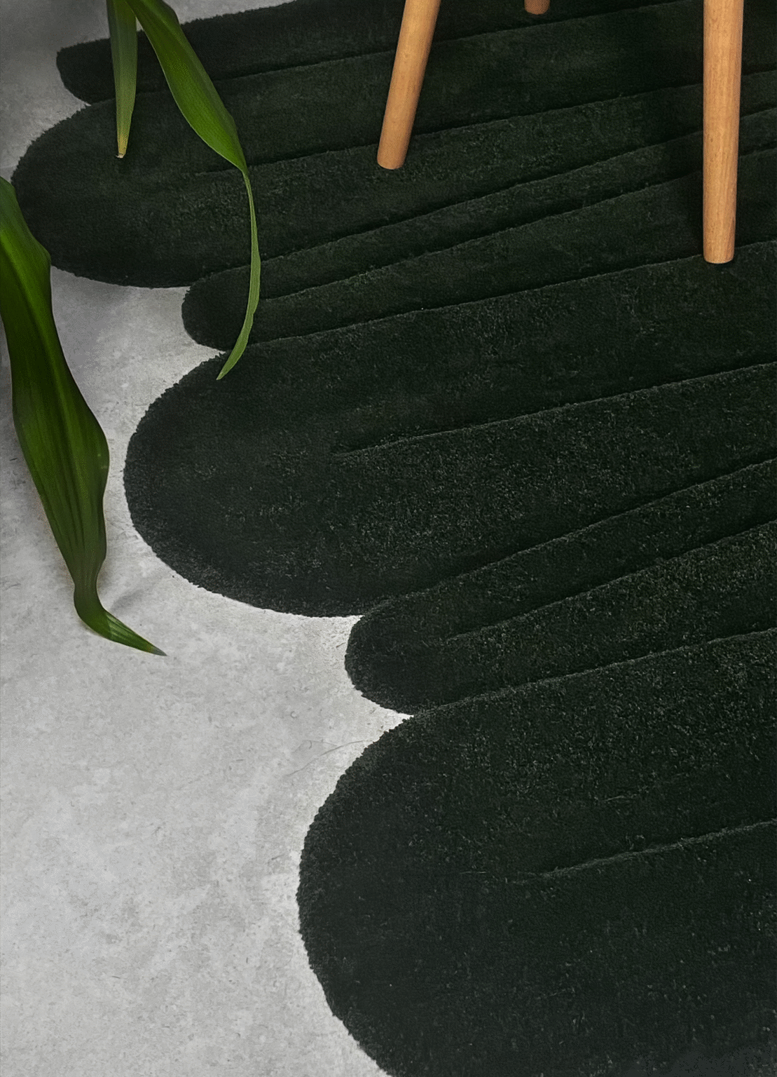 Tapis design tufté fait main, modèle F.01, aux formes abstraites et modernes, idéal pour une décoration intérieure contemporaine ou raviver un univers rustique.